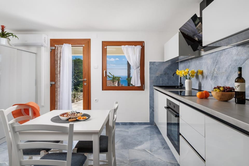Spring, Kitchen or kitchenette, Seating area, Dining area, Sea view, Sea view, oven, stove