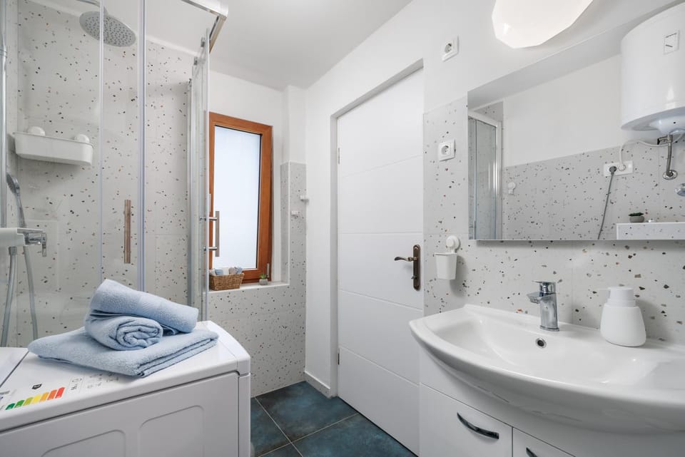 Shower, Bathroom, towels, washing machine