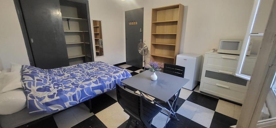Chambre 2 - avec grande terrasse Capsule hotel in Port-la-Nouvelle