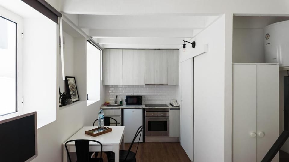 Kitchen or kitchenette, Dining area, oven, stove