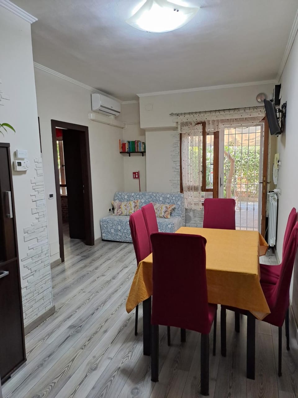 TV and multimedia, Living room, Dining area, air conditioner