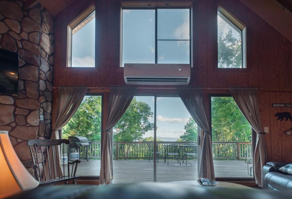 Ridgeview Cabin Views Hot Tub Fireplace BBQ Pets Cabin in Shenandoah Valley