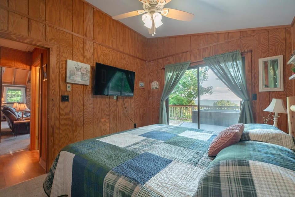 Ridgeview Cabin Views Hot Tub Fireplace BBQ Pets Cabin in Shenandoah Valley