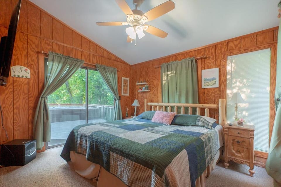 Ridgeview Cabin Views Hot Tub Fireplace BBQ Pets Cabin in Shenandoah Valley