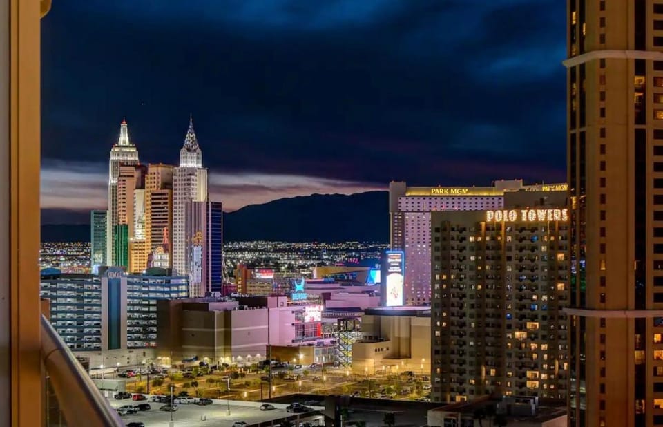 The Blue Hour Suite at MGM Signature Tower 3 with Balcony 5 MIN WALK FROM F1 GRANDSTAND Apartment hotel in Las Vegas Strip