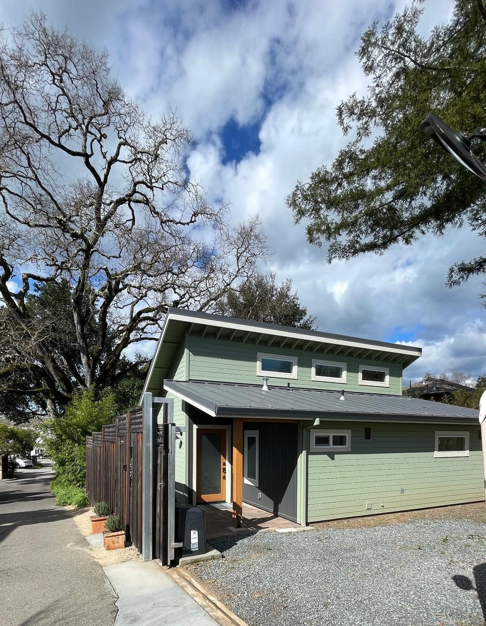 Property building, Facade/entrance, Natural landscape, Quiet street view, Parking
