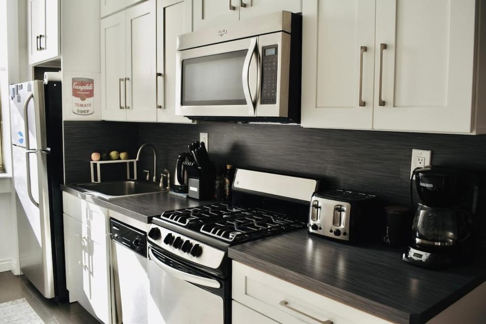 Coffee/tea facilities, oven, stove, toaster