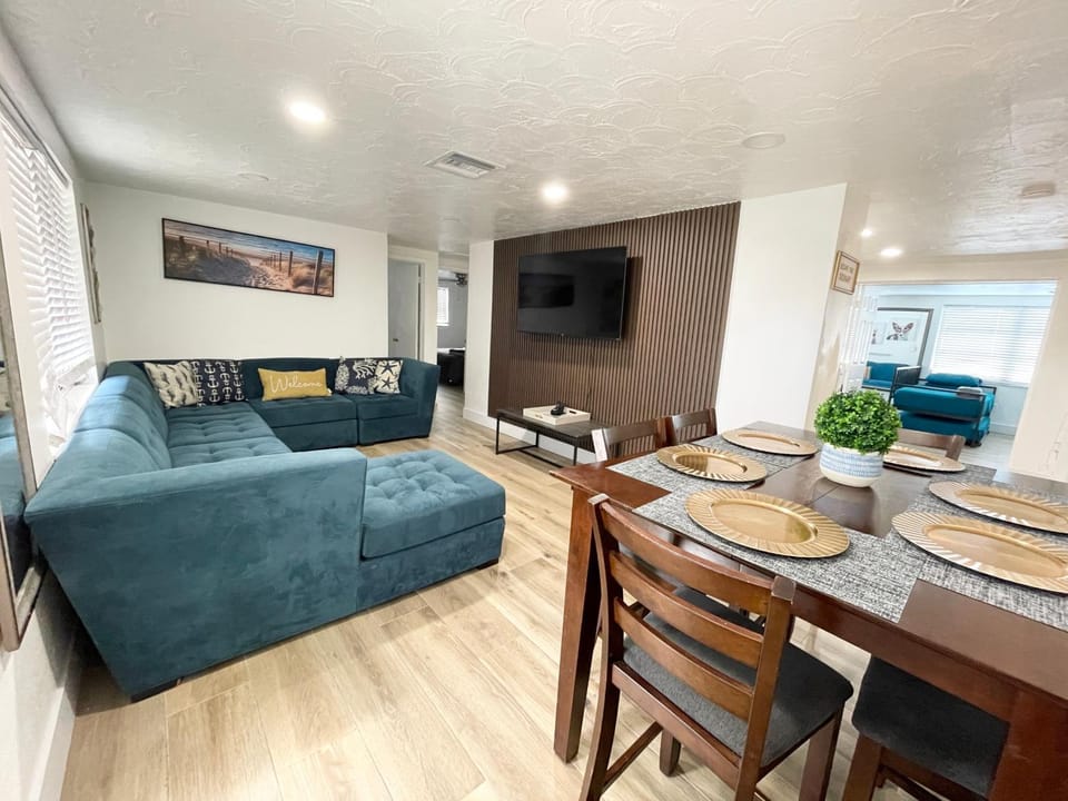 Communal lounge/ TV room, TV and multimedia, Living room, Seating area, Dining area, Evening entertainment