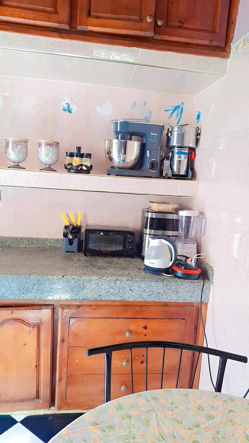 Coffee/tea facilities, Kitchen or kitchenette, stove, toaster