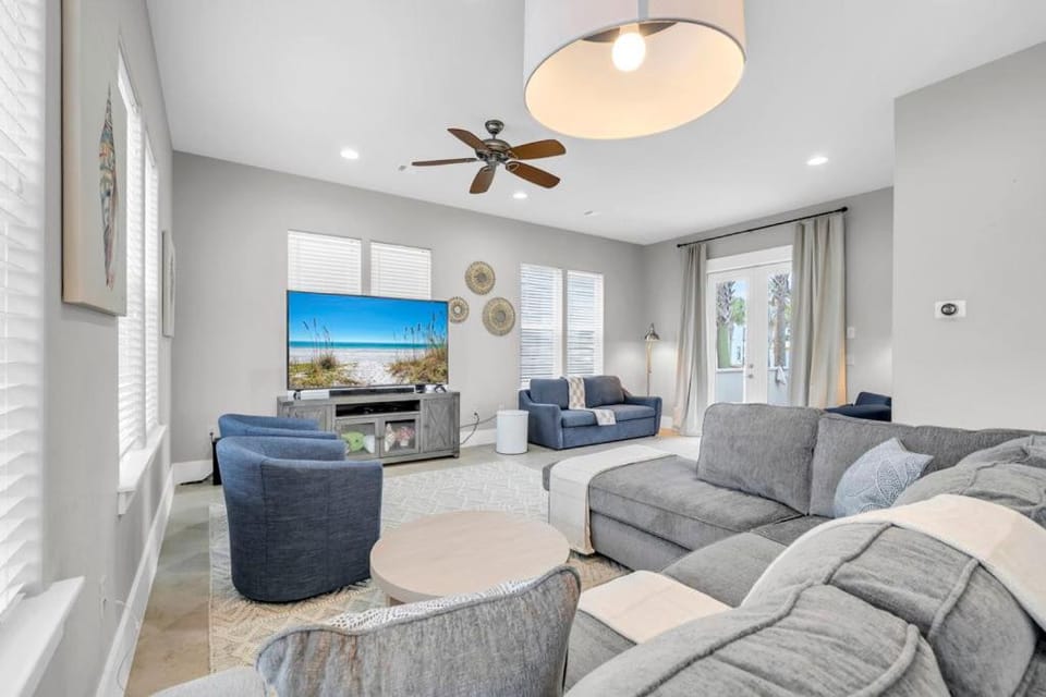 Communal lounge/ TV room, TV and multimedia, Living room, Seating area, Evening entertainment