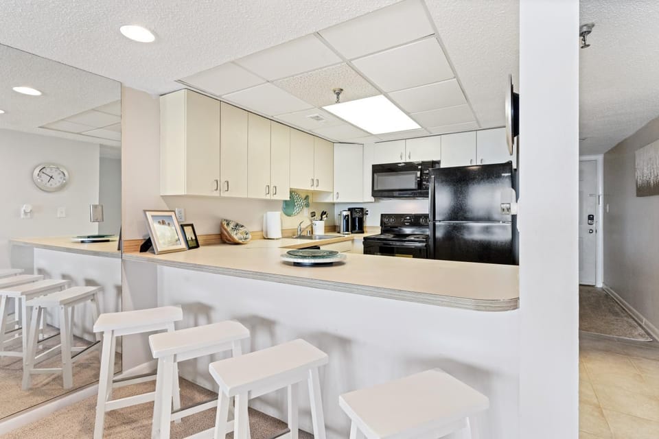 Bright Oceanfront 2BR Condo Balcony, King Bed & Parking House in Ocean City