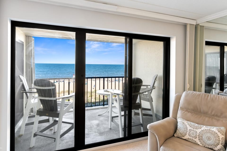 Bright Oceanfront 2BR Condo Balcony, King Bed & Parking House in Ocean City