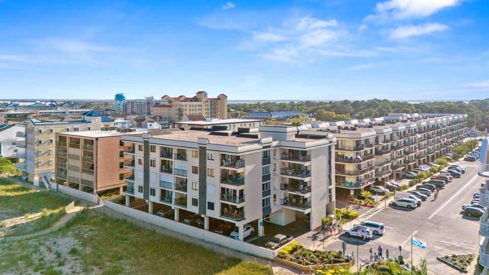 Bright Oceanfront 2BR Condo Balcony, King Bed & Parking House in Ocean City