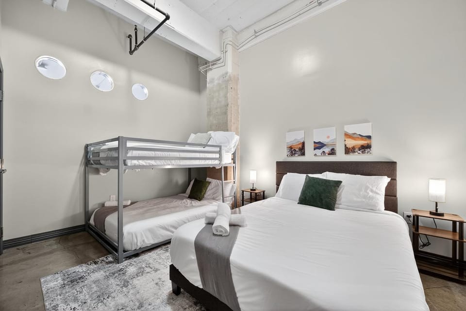 Modern Downtown 2BR | Pool, Laundry, Valet Parking Apartment in Dallas