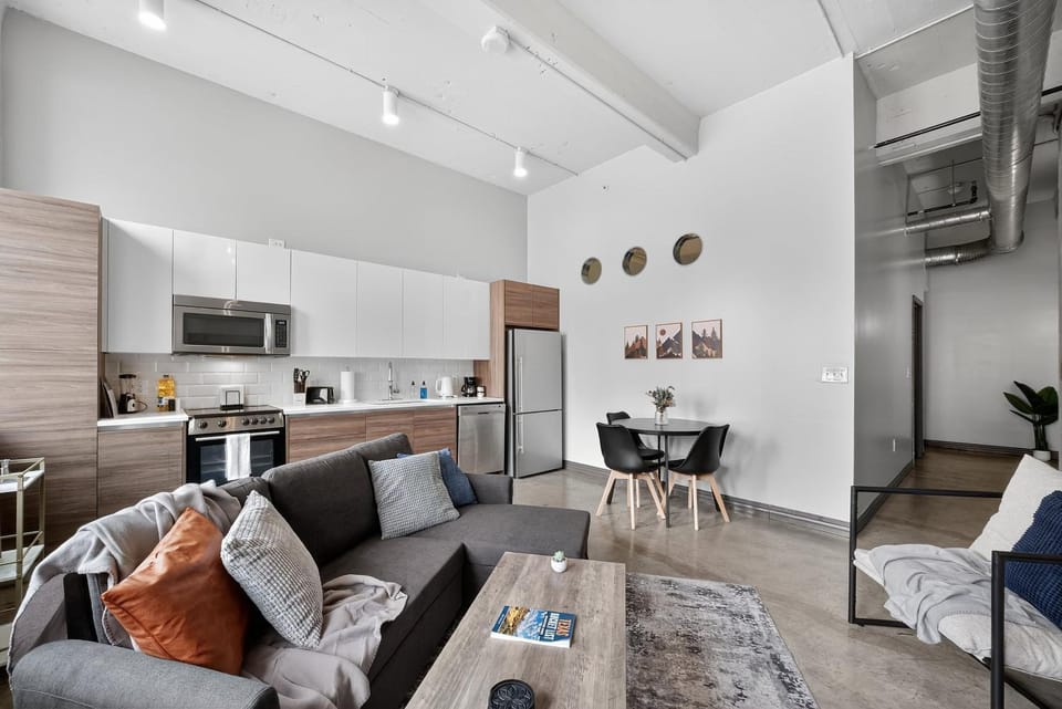Modern Downtown 2BR | Pool, Laundry, Valet Parking Apartment in Dallas