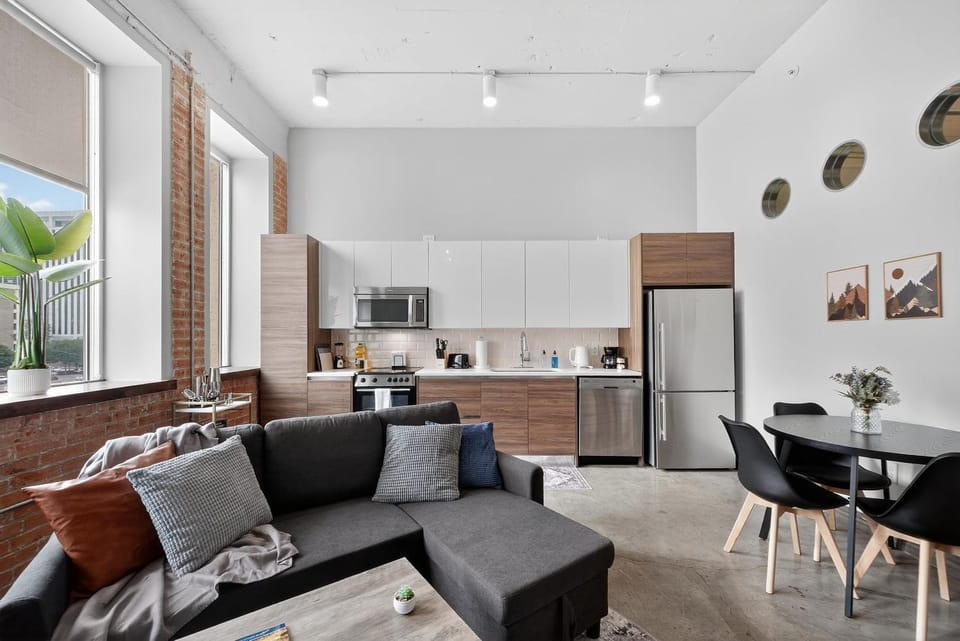 Modern Downtown 2BR | Pool, Laundry, Valet Parking Apartment in Dallas