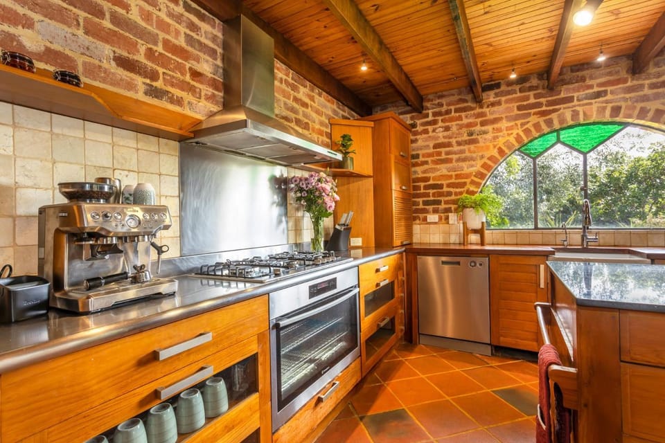 Coffee/tea facilities, Kitchen or kitchenette, dishwasher, oven, stove