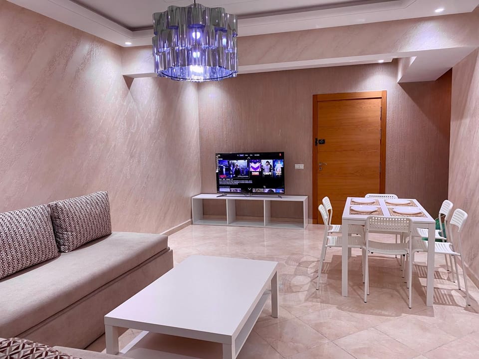 Communal lounge/ TV room, TV and multimedia, Living room, Seating area, Dining area, Evening entertainment