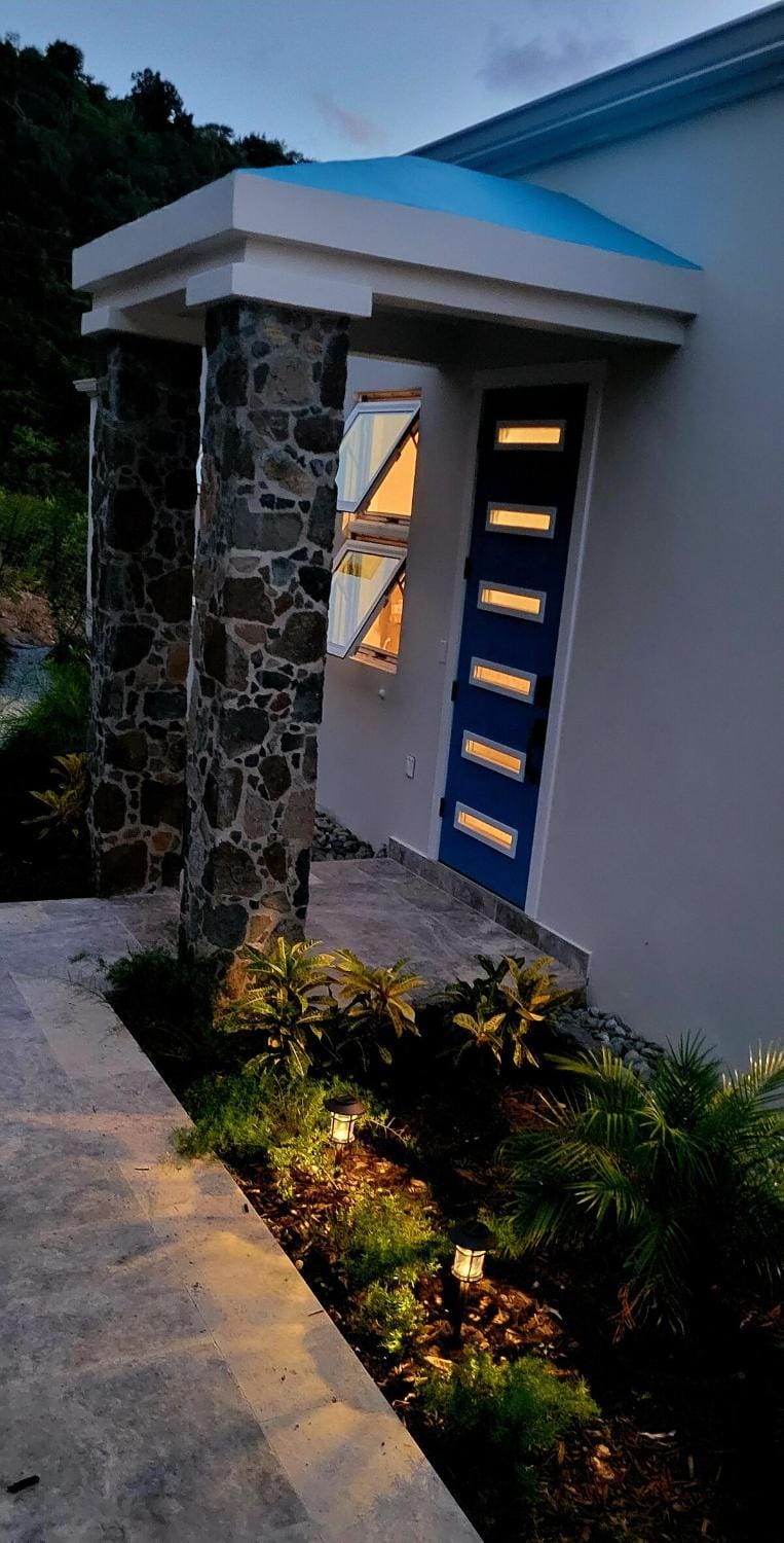 Long Bay Beach Villa - Beachfront Luxury Villa w Private Pool, Solar & Battery Backup Villa in St. John