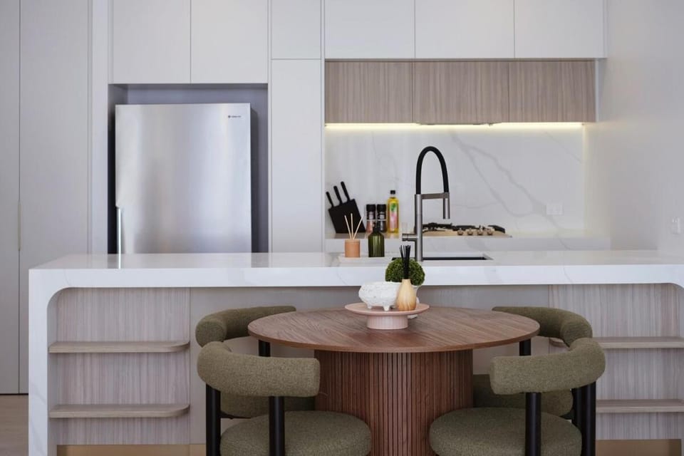 Kitchen or kitchenette, Dining area