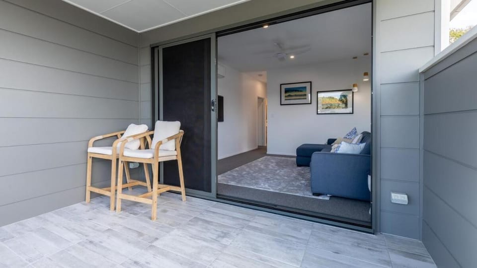 Whitehaven - 4 BR w Pool - 2 Mins to Beach House in Agnes Water
