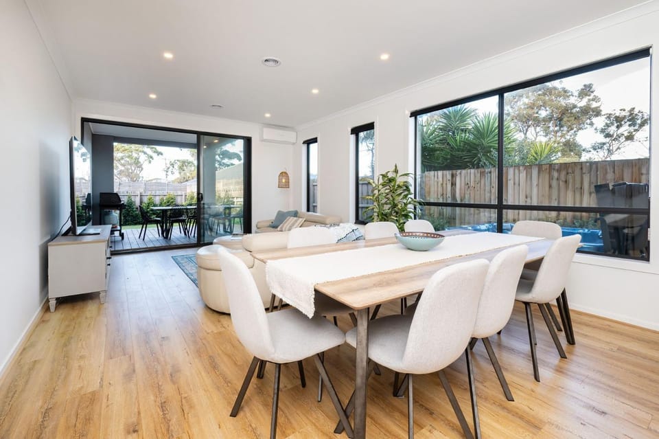 Ipanema with spa and moments from the beach House in Dromana