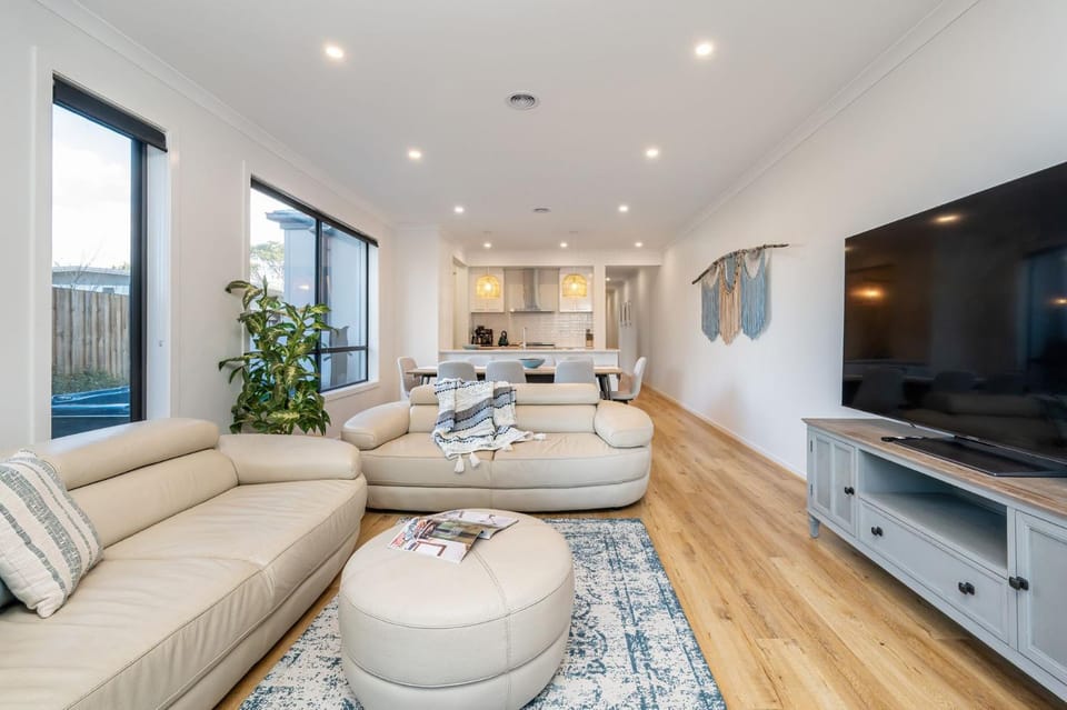 Ipanema with spa and moments from the beach House in Dromana