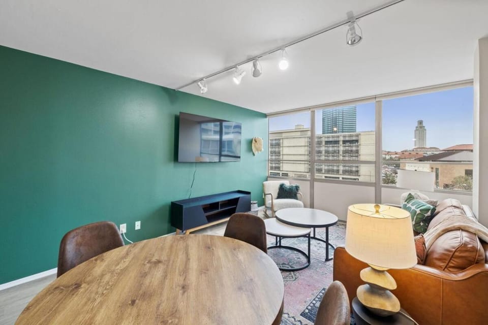 Downtown, pet friendly, quiet with 1Gb wifi Apartment in Austin