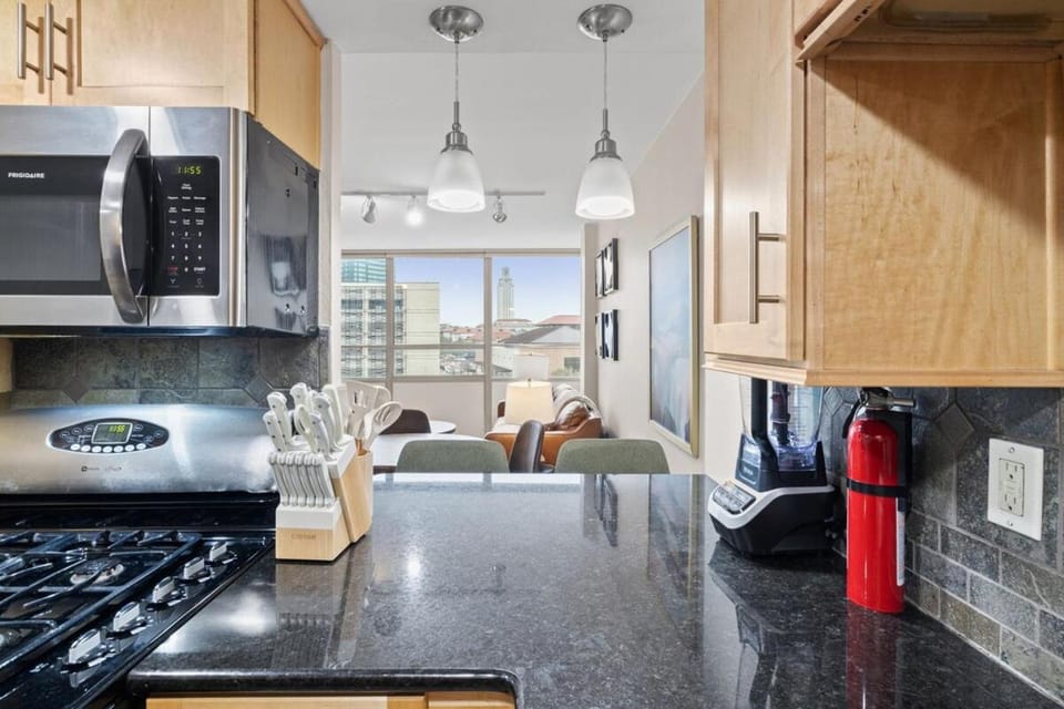 Downtown, pet friendly, quiet with 1Gb wifi Apartment in Austin