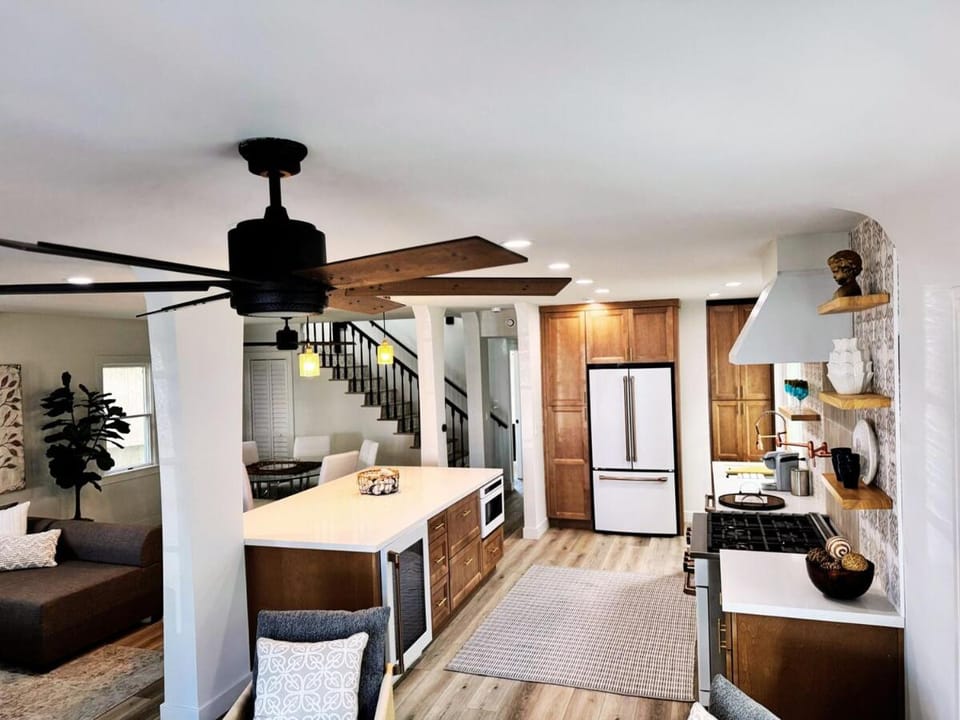 Kitchen or kitchenette, Seating area, oven, pet friendly, stove