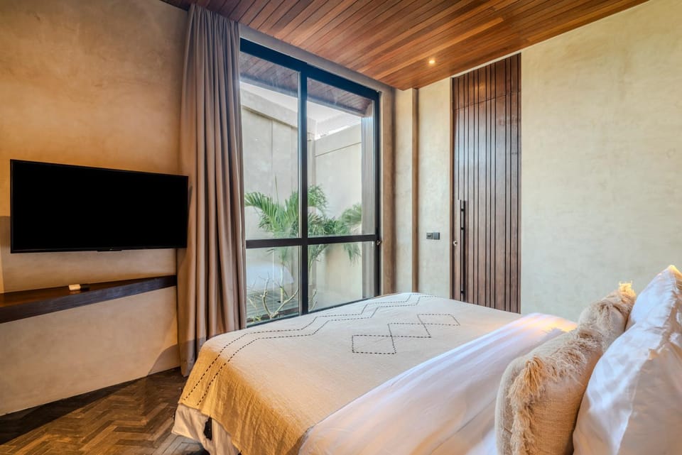 Bed, TV and multimedia, Bedroom