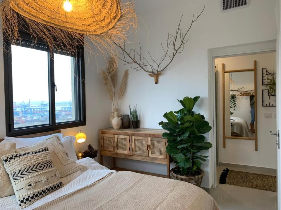 Boho Gem Near Talpiot Mkt -Mamad Apartment in Haifa