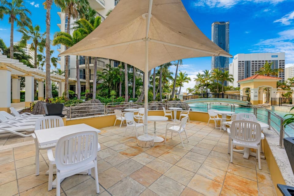 Chevron Sleek Stay with Resort Perks & Views for 6! Optimise BNB Apartment in Surfers Paradise