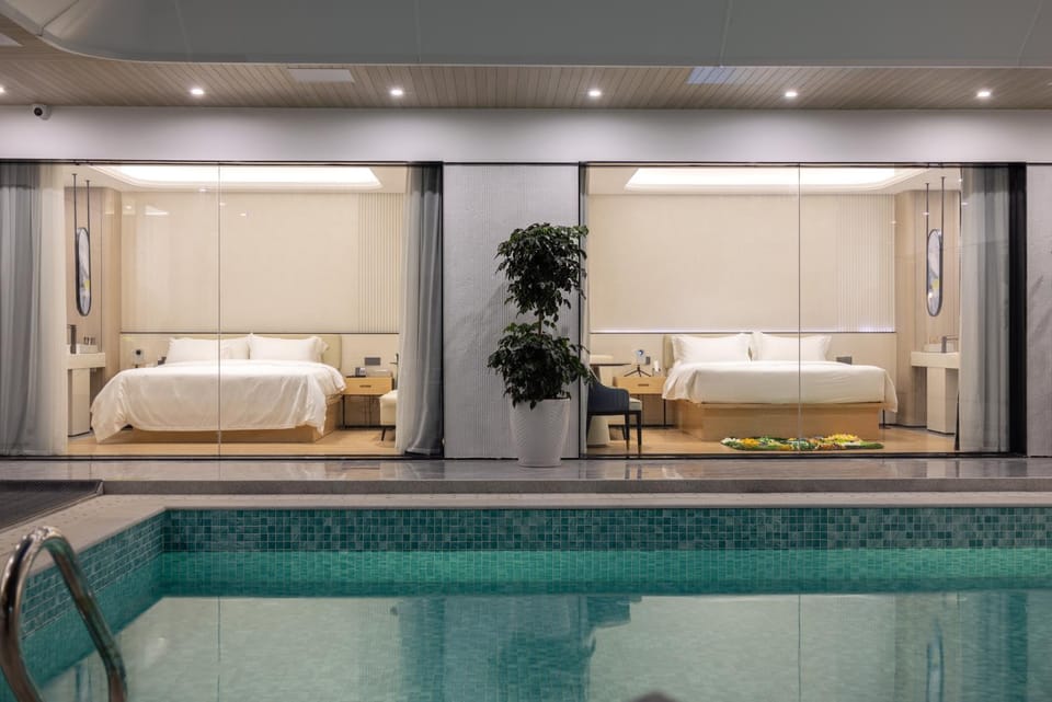 Bed, Photo of the whole room, Pool view