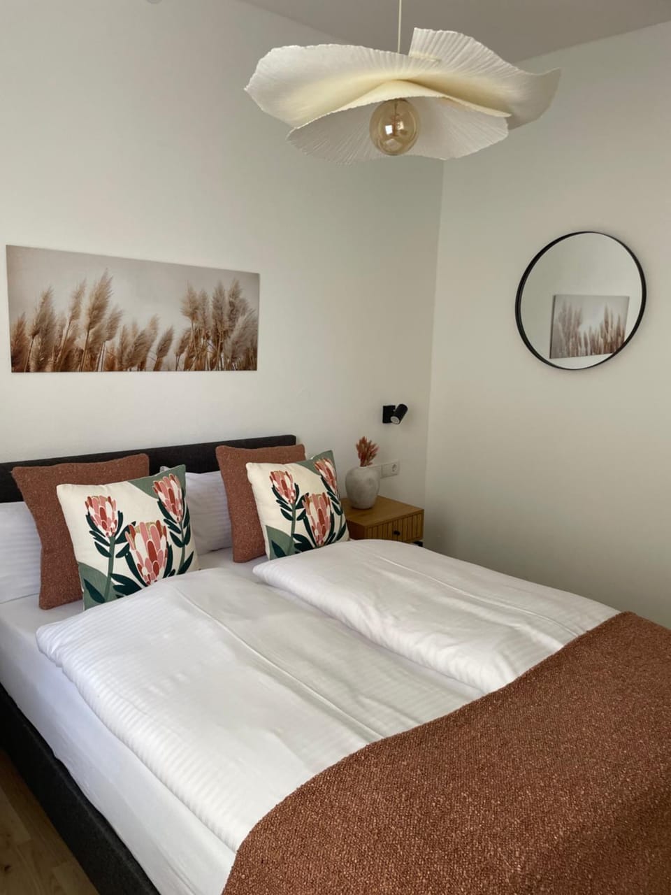 Bed, Photo of the whole room, Decorative detail, Bedroom