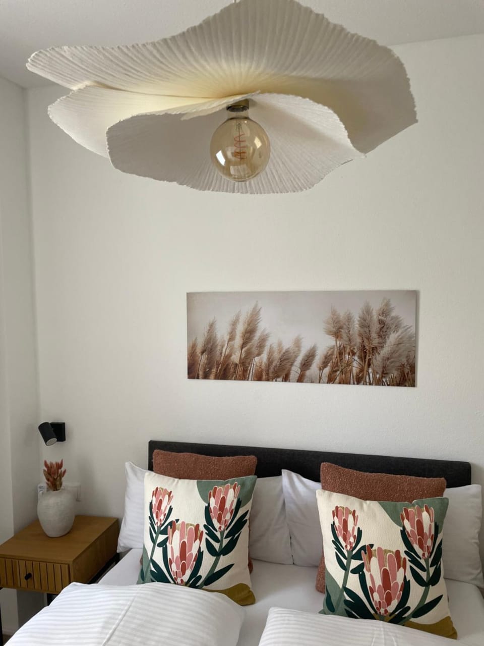 Bed, Photo of the whole room, Decorative detail, Bedroom