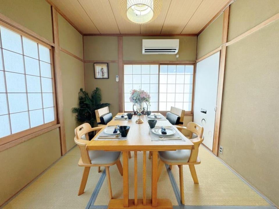 Living room, Seating area, Dining area, air conditioner