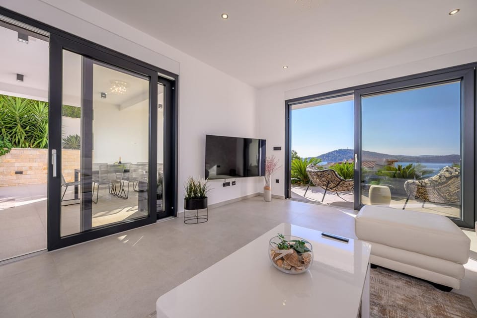 NEW, Luxury Villa for 8 with Heated Pool & Spectacular Sea Views Villa in Šibenik-Knin County, Croatia