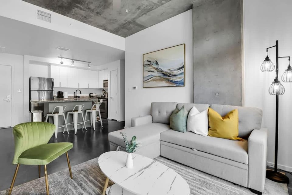 Centric 2BR In HEART of DTPHX Free Garage Parking Apartment in Phoenix