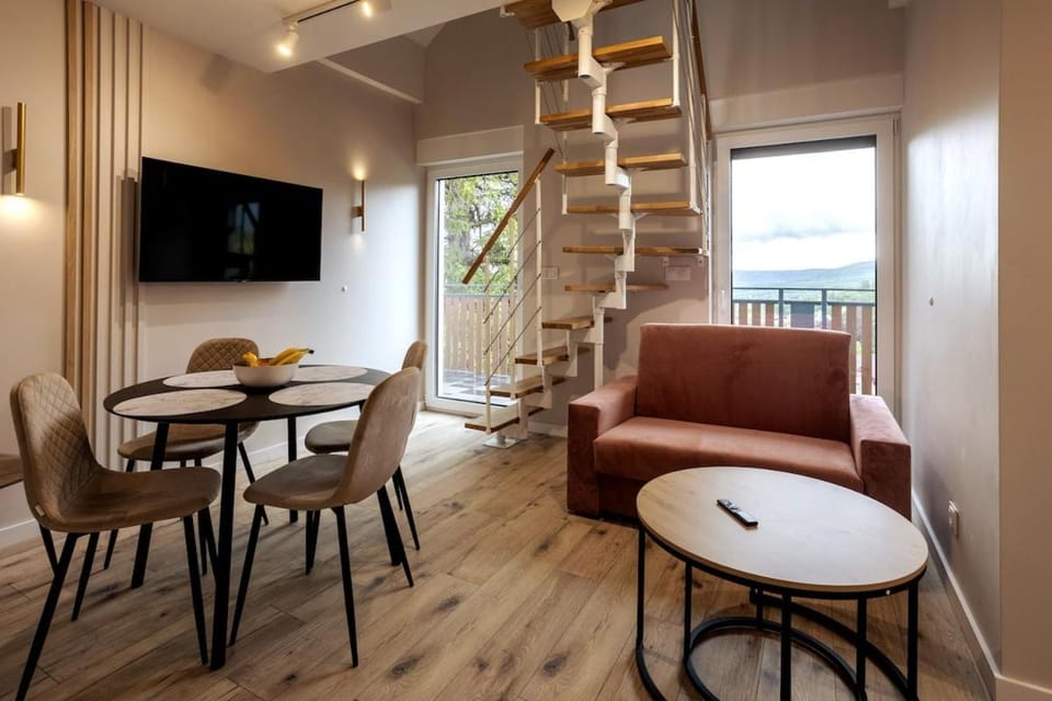 TV and multimedia, Living room, Seating area, Dining area