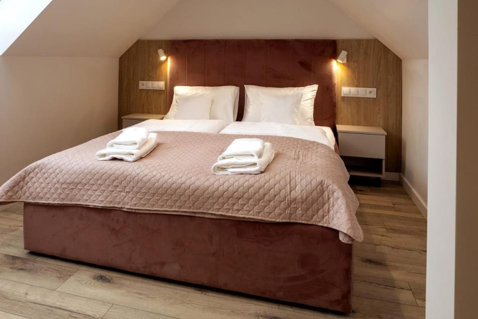 Bed, Photo of the whole room, Bedroom, towels