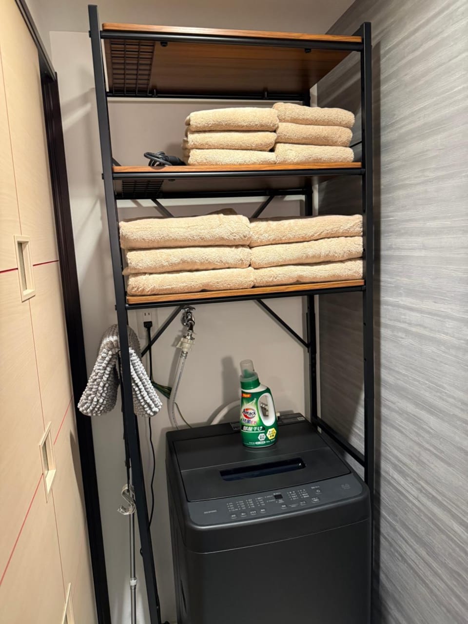 Photo of the whole room, towels