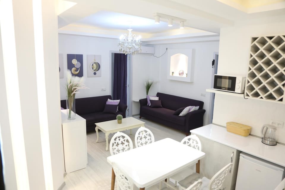 2-bedroom the entire apartment Very central Location 3 minutes walk to central square, Kolkha Fountain Apartment in Georgia