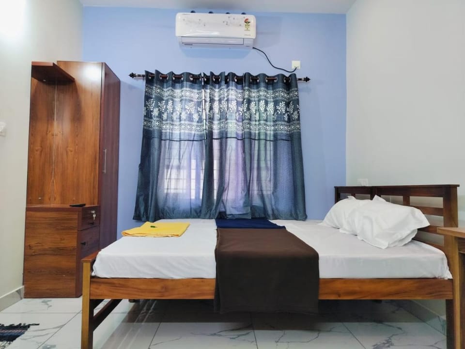 Bed, Photo of the whole room, Bedroom, towels, wardrobe, air conditioner