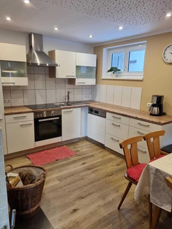 Kitchen or kitchenette, dishwasher, stove