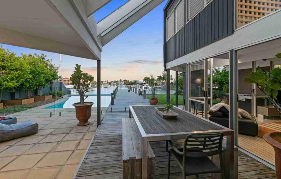 Minyama Magic - Waterfront Stay! Villa in Sunshine Coast