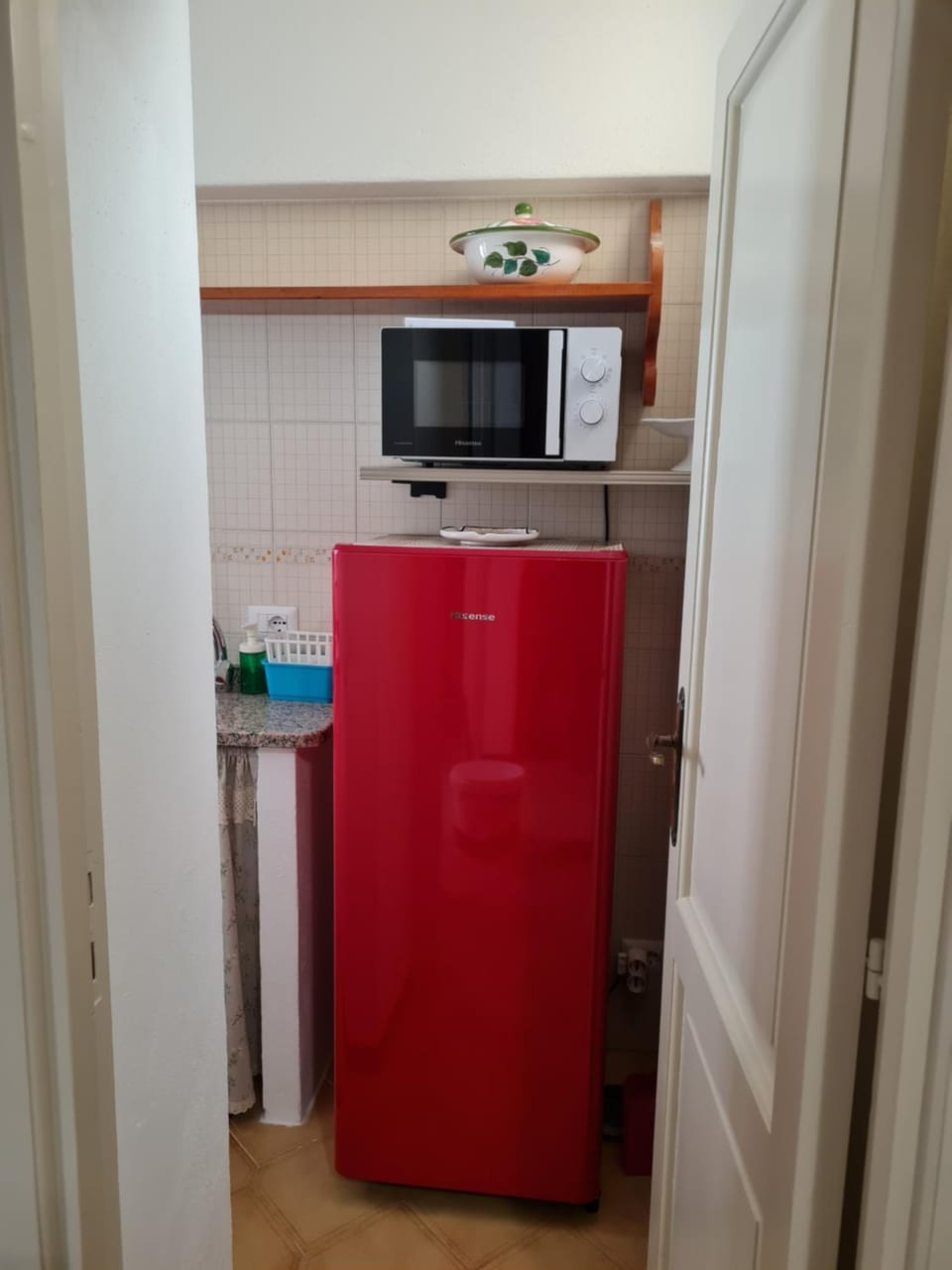 Kitchen or kitchenette, oven