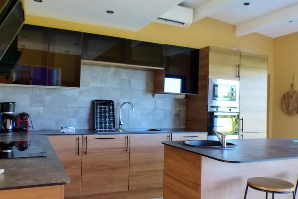 Sunny house with garden and private pool House in French Riviera