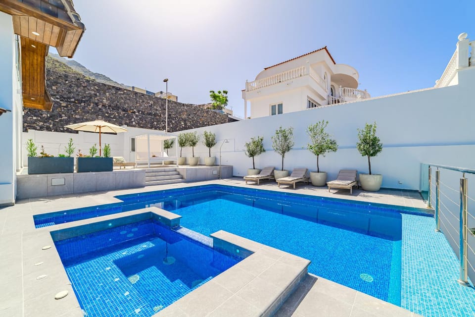 Day, Hot Tub, Mountain view, Pool view, sunbed