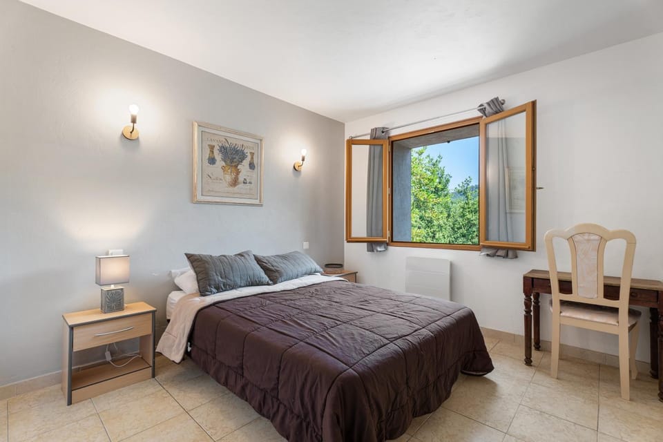 Photo of the whole room, Bedroom